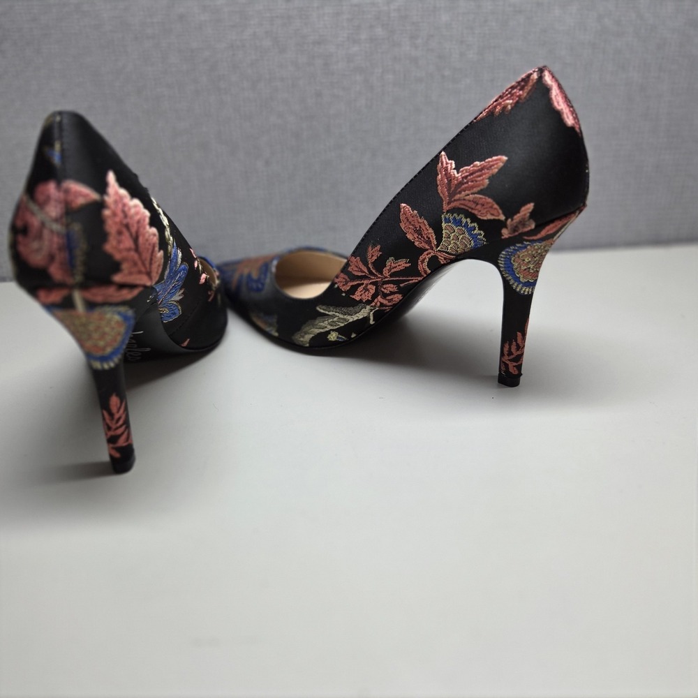 NEW Charles David Sweetness pumps black floral embroidered Fabric 8.5 - Picture 4 of 6